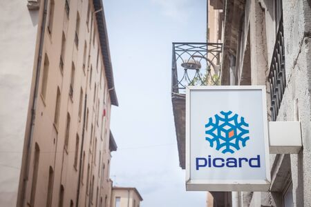 LYON, FRANCE - JULY 18, 2019: Picard Surgeles logo in front of their local supermarket. Picard is a French chain of retailers specialized in Frozen food spread in Europe

Picture of a sign with the logo of Picard Surgeles in front of their main supermarkeのeditorial素材