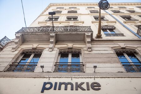 LYON, FRANCE - JULY 13, 2019: Pimkie logo in front of their store in Lyon. Pimkie is a French fashion retailer specialized in women clothing and fashion accessories

Picture of a sign with the logo of Pimkie in front of their shop in Lyon, France. Pimkie のeditorial素材