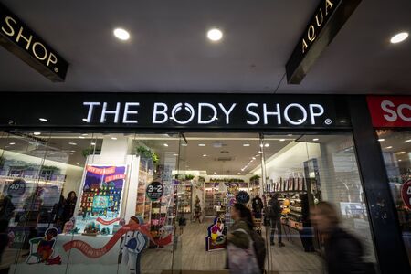 VIENNA, AUSTRIA - NOVEMBER 6, 2019: The body shop logo in front of their store for Vienna. The body shop is a chain of shops, owned by Natura & Co, selling cosmetics, skin care and perfumes.

Picture of a sign with the logo of The Body Shop taken on theirのeditorial素材
