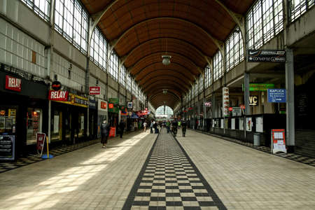 WROCLAW, POLAND - JUNE 9, 2009: Main hall of Wroclaw Glowny, the main train station of Wroclaw, and a major railway hub of silesia and lower Poland.

Picture of the main departures hall of Wroclaw Glowny train station with commuters passing by. Wroclaw Glのeditorial素材
