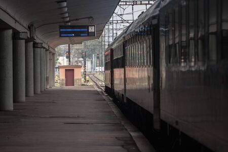 Empty railway station platform with a passenger train ready for departure in a Central European train station.

Picture of passenger train waiting for departures in a railway station of central Europe, with empty platforms.
の写真素材