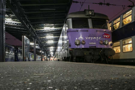 PARIS, FRANCE - DECEMBER 31, 2007: Regional Suburban Train Transilien pulled by a diesel BB67400 class ready for departure in Paris Gare de l'Est train station, belonging to SNCF company.

Picture of a passenger regional train from the French railway compのeditorial素材