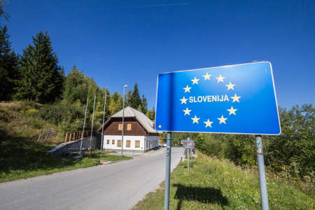 PODKOREN, SLOVENIA - SEPTEMBER 13, 2021: Standard EU border roadsign indicating the entrance to Slovenia, at the slovenian border with Austria, in the Schengen area.のeditorial素材