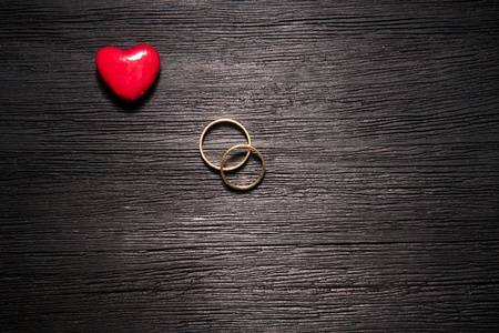 couple of gold wedding rings on black backgroundの写真素材
