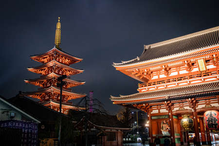 Asakusa, Tokyo, Japan - February 2020 : Red Lantern of Sensoji Templeâs Kaminarimon gate at main entrance is famous detination for toursit visit.  Facade of Senso-Ji buddhist temple in Asakusa illuminのeditorial素材