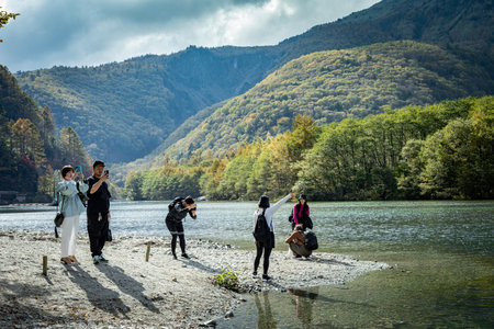 Kamikochi, Nagano, Japan - October 2022 : Unidentified tourists enjoy with a beautiful background of Azusa river at the center of Kamikochi national park by snow mountain, rocks, aのeditorial素材