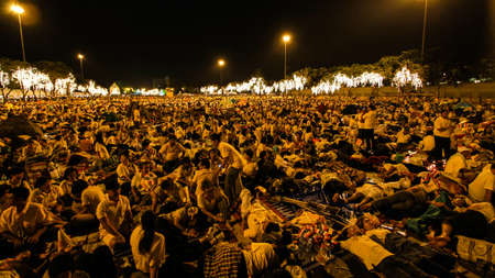 BANGKOK ,THAILAND - DECEMBER 5: Unidentified Hundreds of thousands of people thronged the Royal Plaza to help celebrate HM's 85th birthday; the King is the world's longest-reigning monarch. His Majesty ended his birthday speech delivered to all well-wisheのeditorial素材
