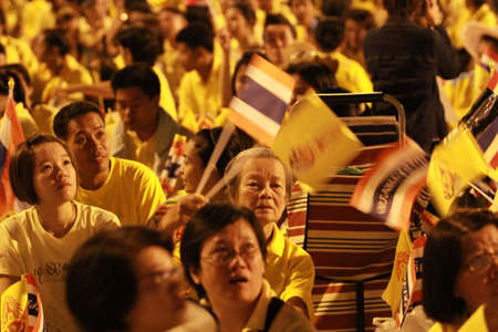 BANGKOK ,THAILAND - DECEMBER 5: Unidentified Hundreds of thousands of people thronged the Royal Plaza to help celebrate HM's 85th birthday; the King is the world's longest-reigning monarch. His Majesty ended his birthday speech delivered to all well-wisheのeditorial素材