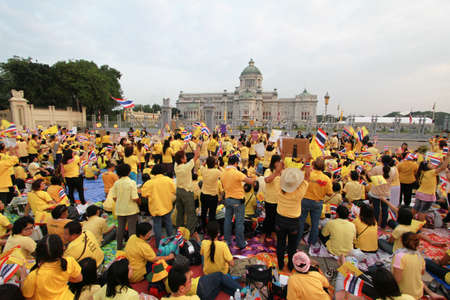BANGKOK ,THAILAND - DECEMBER 5: Unidentified Hundreds of thousands of people thronged the Royal Plaza to help celebrate HM's 85th birthday; the King is the world's longest-reigning monarch. His Majesty ended his birthday speech delivered to all well-wisheのeditorial素材