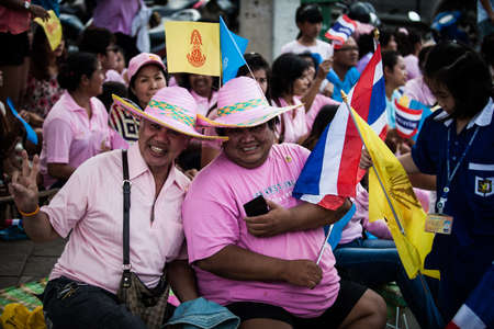 HUA HIN - AUGUST 1 : Well-whisher wait at Klai Kangwon Palace to get a glimpse of the King and Queen when their motorcade left to travel to Klai Kangwon Palace in Hua Hin district of Prachuap Khiri Khan. on AUG 1,2013 in HUA HIN ,THAILAND.のeditorial素材