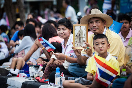 HUA HIN - AUGUST 1 : Well-whisher wait at Klai Kangwon Palace to get a glimpse of the King and Queen when their motorcade left to travel to Klai Kangwon Palace in Hua Hin district of Prachuap Khiri Khan. on AUG 1,2013 in HUA HIN ,THAILAND.のeditorial素材
