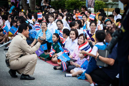 HUA HIN - AUGUST 1 : Well-whisher wait at Klai Kangwon Palace to get a glimpse of the King and Queen when their motorcade left to travel to Klai Kangwon Palace in Hua Hin district of Prachuap Khiri Khan. on AUG 1,2013 in HUA HIN ,THAILAND.のeditorial素材