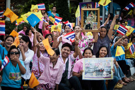 HUA HIN - AUGUST 1 : Well-whisher wait at Klai Kangwon Palace to get a glimpse of the King and Queen when their motorcade left to travel to Klai Kangwon Palace in Hua Hin district of Prachuap Khiri Khan. on AUG 1,2013 in HUA HIN ,THAILAND.のeditorial素材