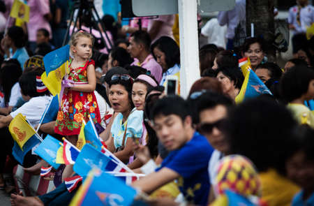 HUA HIN - AUGUST 1 : Well-whisher wait at Klai Kangwon Palace to get a glimpse of the King and Queen when their motorcade left to travel to Klai Kangwon Palace in Hua Hin district of Prachuap Khiri Khan. on AUG 1,2013 in HUA HIN ,THAILAND.のeditorial素材