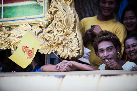 HUA HIN - AUGUST 1 : Well-whisher wait at Klai Kangwon Palace to get a glimpse of the King and Queen when their motorcade left to travel to Klai Kangwon Palace in Hua Hin district of Prachuap Khiri Khan. on AUG 1,2013 in HUA HIN ,THAILAND.のeditorial素材