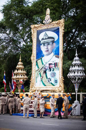 HUA HIN - AUGUST 1 : Well-whisher wait at Klai Kangwon Palace to get a glimpse of the King and Queen when their motorcade left to travel to Klai Kangwon Palace in Hua Hin district of Prachuap Khiri Khan. on AUG 1,2013 in HUA HIN ,THAILAND.のeditorial素材