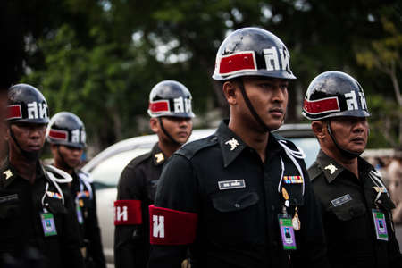 HUA HIN - AUGUST 1 : Well-whisher wait at Klai Kangwon Palace to get a glimpse of the King and Queen when their motorcade left to travel to Klai Kangwon Palace in Hua Hin district of Prachuap Khiri Khan. on AUG 1,2013 in HUA HIN ,THAILAND.のeditorial素材