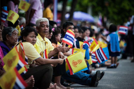 HUA HIN - AUGUST 1 : Well-whisher wait at Klai Kangwon Palace to get a glimpse of the King and Queen when their motorcade left to travel to Klai Kangwon Palace in Hua Hin district of Prachuap Khiri Khan. on AUG 1,2013 in HUA HIN ,THAILAND.のeditorial素材