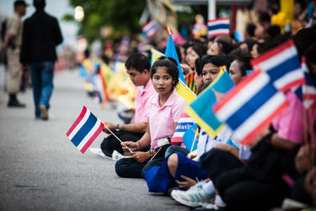 HUA HIN - AUGUST 1 : Well-whisher wait at Klai Kangwon Palace to get a glimpse of the King and Queen when their motorcade left to travel to Klai Kangwon Palace in Hua Hin district of Prachuap Khiri Khan. on AUG 1,2013 in HUA HIN ,THAILAND.のeditorial素材