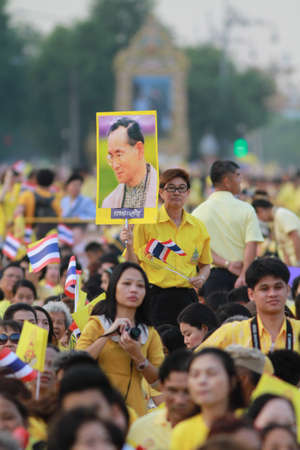 BANGKOK ,THAILAND - DECEMBER 5: Unidentified Hundreds of thousands of people thronged the Royal Plaza to help celebrate HM's 85th birthday; the King is the world's longest-reigning monarch. His Majesty ended his birthday speech delivered to all well-wisheのeditorial素材
