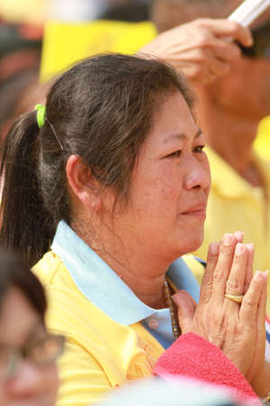 BANGKOK ,THAILAND - DECEMBER 5: Unidentified Hundreds of thousands of people thronged the Royal Plaza to help celebrate HM's 85th birthday; the King is the world's longest-reigning monarch. His Majesty ended his birthday speech delivered to all well-wisheのeditorial素材