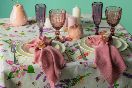 Table setting, white plates with pink napkins