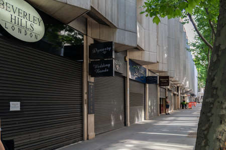 Young asian couple walking along the Embankment in London, England wearing maks in the Coronavirus COVID-19 pandemic lockdown enjoying the sun - 1のeditorial素材