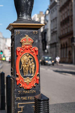 Sign notifying of jewellery store closure due to Coronavirus COVID-19 lockdown in Hatton Garden, London, England 1のeditorial素材