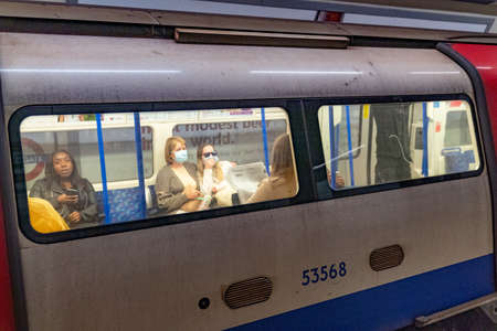 Sign notifying of jewellery store closure due to Coronavirus COVID-19 lockdown in Hatton Garden, London, England 1のeditorial素材