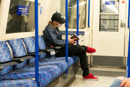 LONDON, ENGLAND - JUNE 8, 2020:  Farringdon London Underground Station Platform with commuters wearing face masks during the COVID-19 Coronavirus pandemic 2のeditorial素材