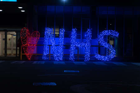 LONDON, ENGLAND - JUNE 8, 2020:  Farringdon London Underground Station Platform with commuters wearing face masks during the COVID-19 Coronavirus pandemic 2のeditorial素材