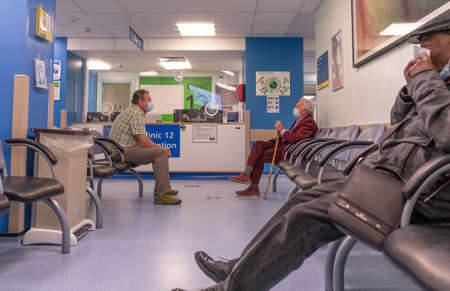 LONDON, ENGLAND - JUNE 8, 2020:  Young woman on a London Underground Tube Platform wearing a face mask during the COVID-19 Coronavirus pandemic 2のeditorial素材