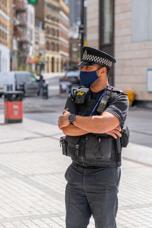 LONDON, ENGLAND - JULY 3, 2020:  Social Distancing being practiced by train passengers during the evening commute at Farringdon Station during the COVID-19 pandemic - 065のeditorial素材