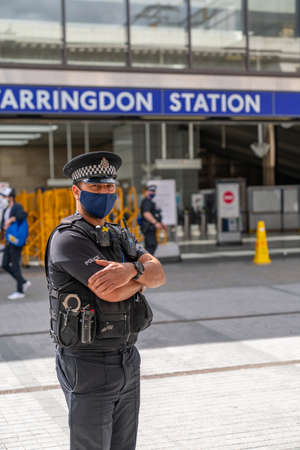 LONDON, ENGLAND - JULY 3, 2020:  Social Distancing being practiced by train passengers during the evening commute at Farringdon Station during the COVID-19 pandemic - 065のeditorial素材