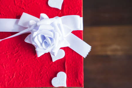 White roses on a love letter on Valentine's Day.の写真素材