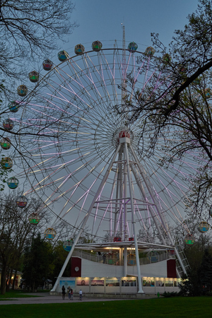 Ferris wheel. Twilight. Passers-by in the city Park.のeditorial素材