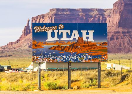 utah,07/09/16:welcome to Utah  sign with mountain background on the day.   for editorialのeditorial素材