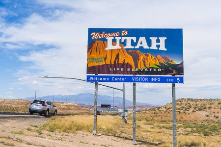 utah,usa. 06-01-17 : utah sign near by the road on sunny day.のeditorial素材