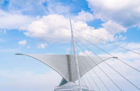 milwaukee art museum,milwaukee,wi,usa, 8-9-17: milwaukee art museum with blue sky background.のeditorial素材