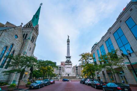 indiannapolis,indiana,usa. -Soldiers and Sailors Monument in traffic circle at twilight.のeditorial素材