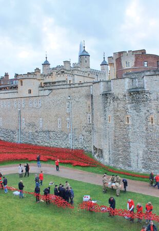 London, United Kingdom - 13 August 2014: Almost 900,000 ceramic poppies are installed at The Tower of Londonのeditorial素材