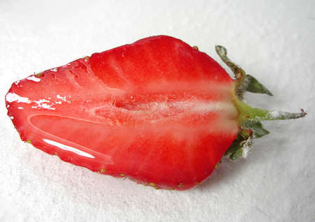 Strawberry was sprinkled with icing sugar to get a gleamy juiceの写真素材