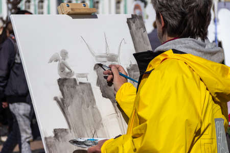 St. Petersburg, Russia - September, 05,2021: Street artists on Dvovtsovaya square in St. Petersburg.のeditorial素材