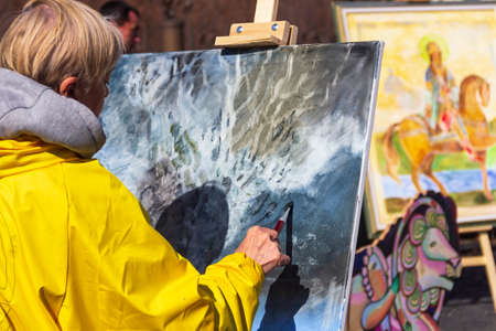 St. Petersburg, Russia - September, 05,2021: Street artists on Dvovtsovaya square in St. Petersburg.のeditorial素材