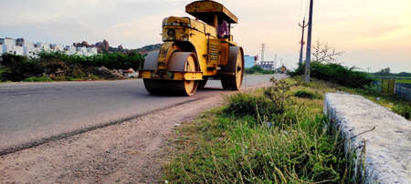 Road rolling vehicle