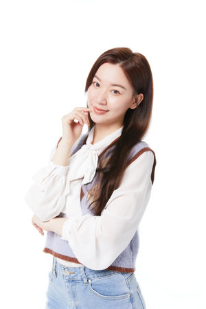 White-collar workers in the workplace hold their cheeks with one handの写真素材