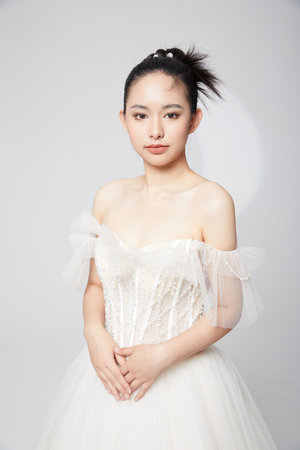 Half-length portrait of beautiful bride in white wedding dressの写真素材