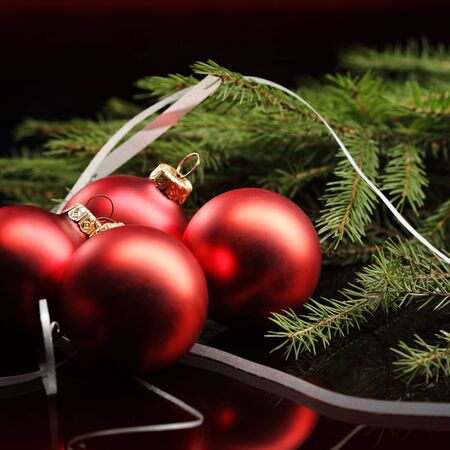 four red christmas ballの販売画像
