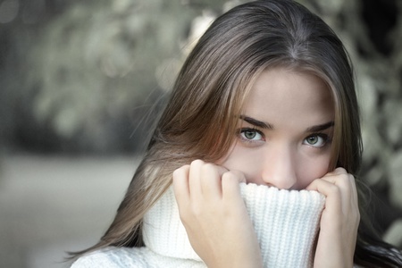 girl outdoors in sweaterの写真素材