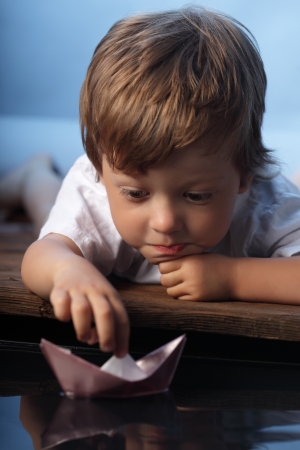 paper ship in children handの写真素材